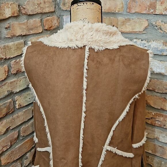 NWT Sioni Faux leather shearling style assymetrical hem vest size Medium - Picture 7 of 13